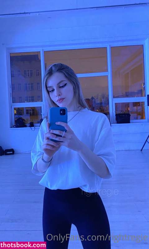 Right Regie Nude OnlyFans Photos #11 466618