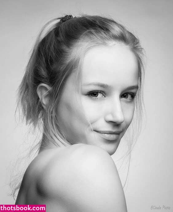 Aline Dessine Nude Leaks OnlyFans Photos #2 1700977