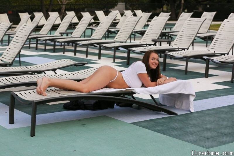 Kendra Rowe Poolside 18715