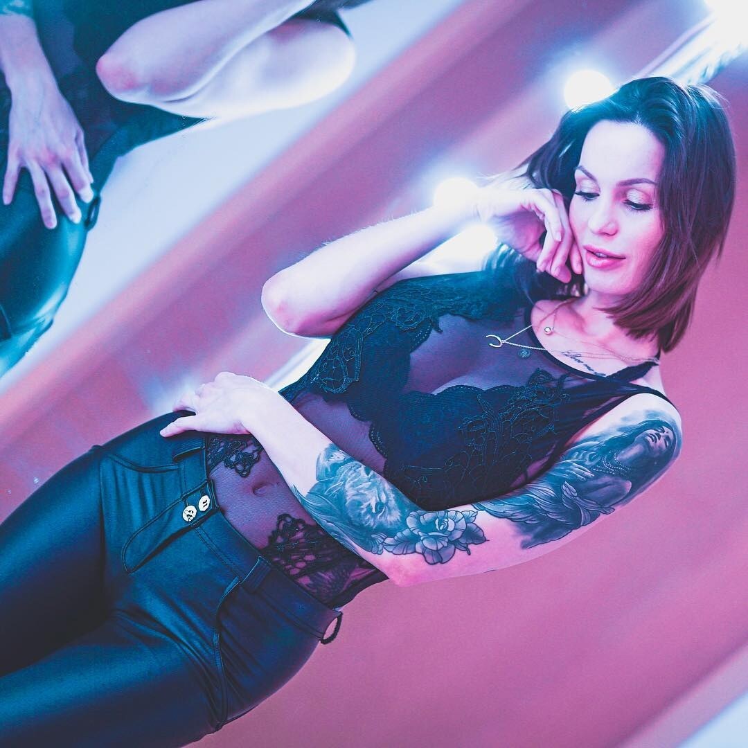 ASMR Amy Cleavage Nude 7961