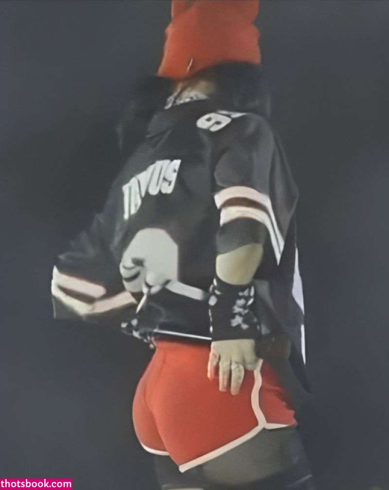 Billie Eilish Nude Photos #13 411243