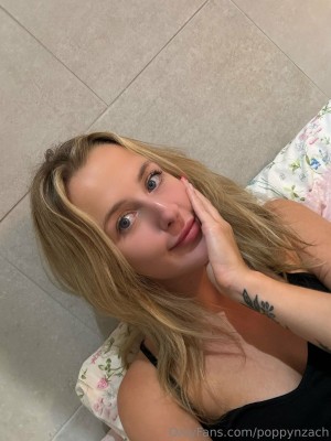 Strawberrykittenn poppyandzach Nude OnlyFans Photos #3