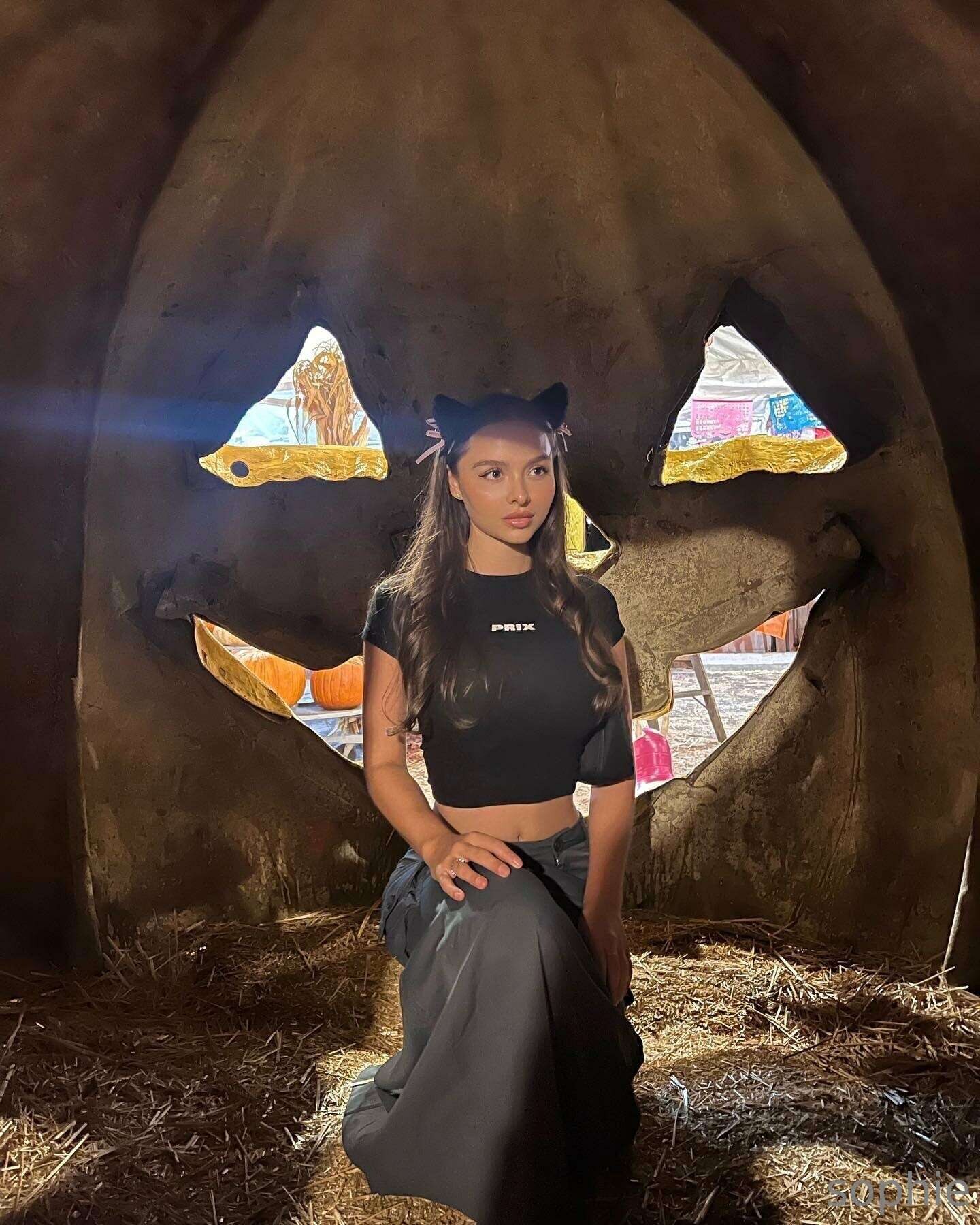 Sophie Mudd Oct Photos 123462