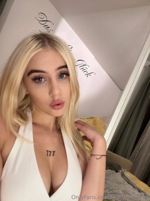 kleinelarissa Nude Leaks OnlyFans Photos #1